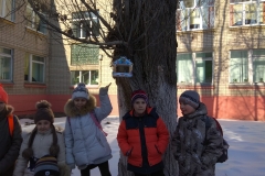 В эти лютые морозы птицы без нашей помощи не выживут, мы с ребятами повесили кормушку и регулярно пополняем ее едой для наших пернатых друзей!